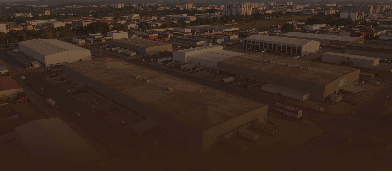 Complexo industrial e logístico em São Paulo ao entardecer — decisão empresarial e risco técnico