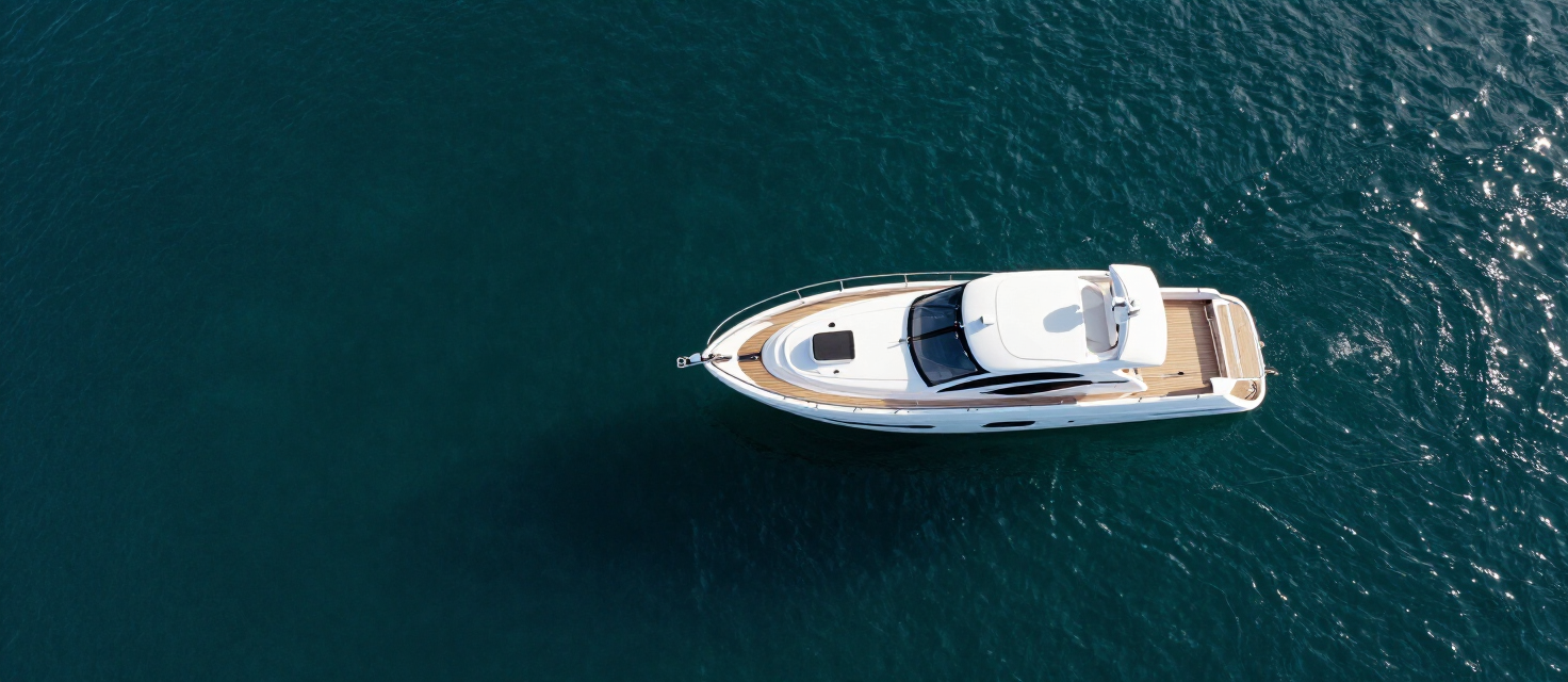 Vista aerea di uno yacht nelle acque verde profondo del Mediterraneo