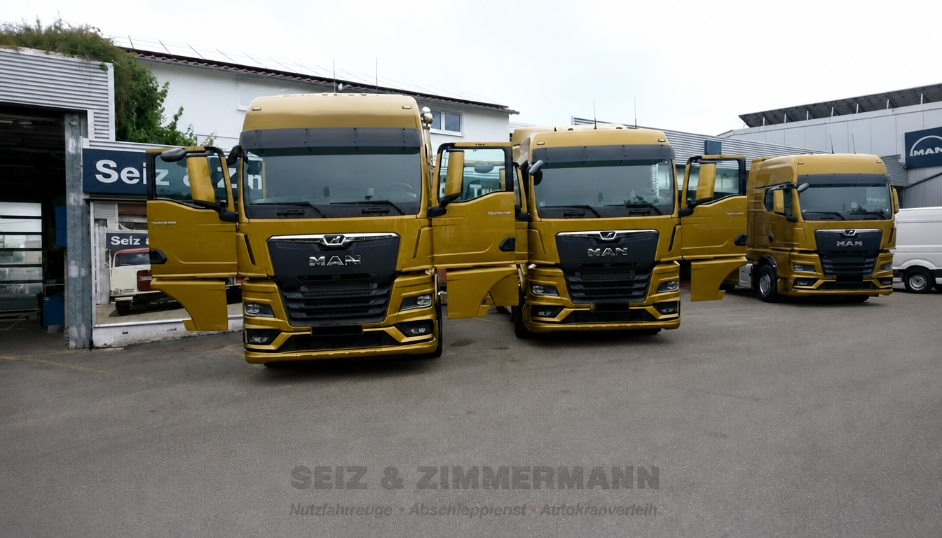 Drei goldene MAN-Lkw vor der Werkstatt von Seiz & Zimmermann