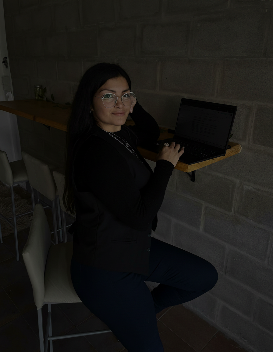 Retrato de la consultora detrás de CIN ecosistema digital en su estudio