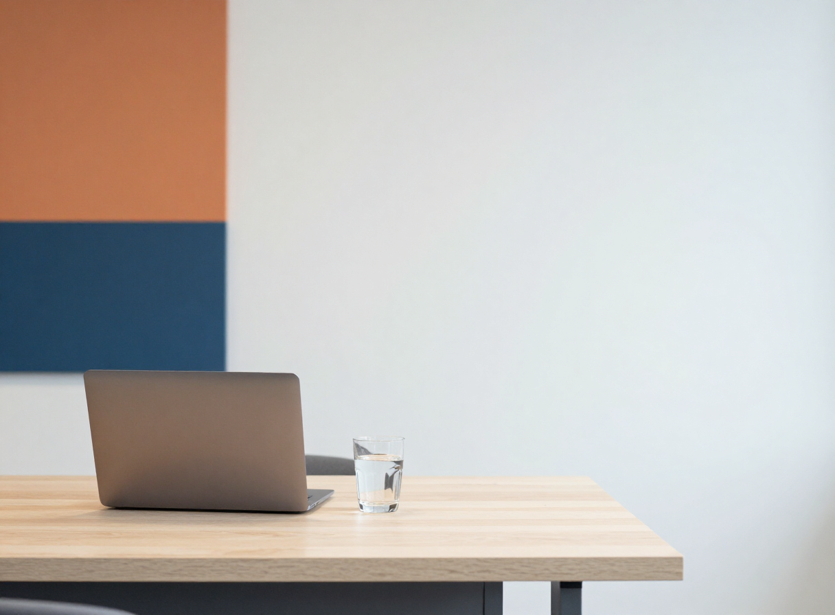 Aufgeräumter Arbeitsplatz mit Laptop als Sinnbild für strukturierte Abläufe